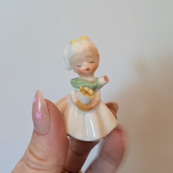 Small Girl Porcelain Figurine with Yellow and Green Accents - Picture 3 of 5